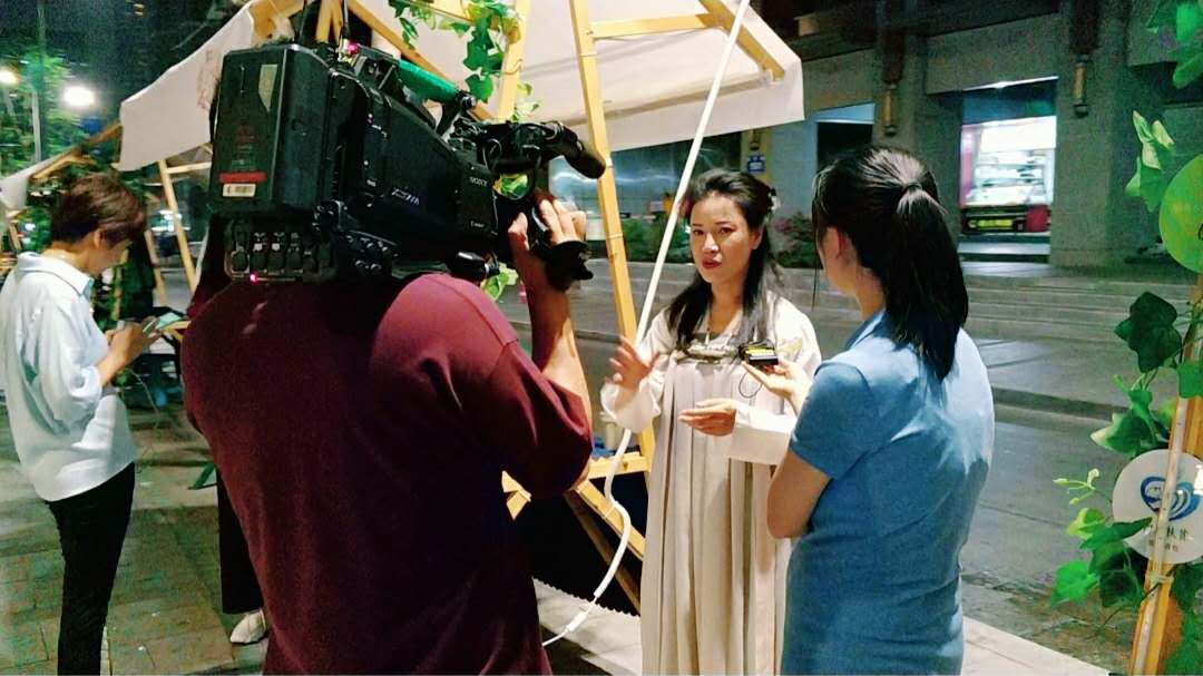 相应号召｜天目贡茶地摊受到成都电视台采访